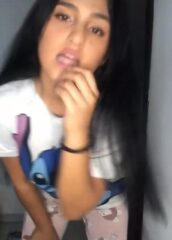 Flaquita desnudandose 1