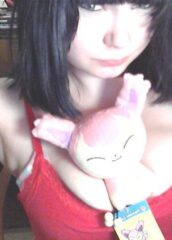 Nena gusta jugar con muñecas 1