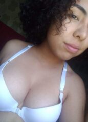 Tania mostrando las tetas 12