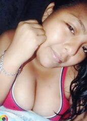 Tierna perrita mostrando las tetas 9
