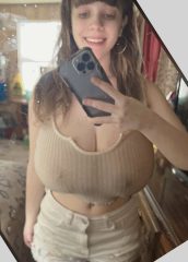 Enormes pechugas de la perra Indira 9