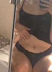 Perrita mostrando el cuerpo 6